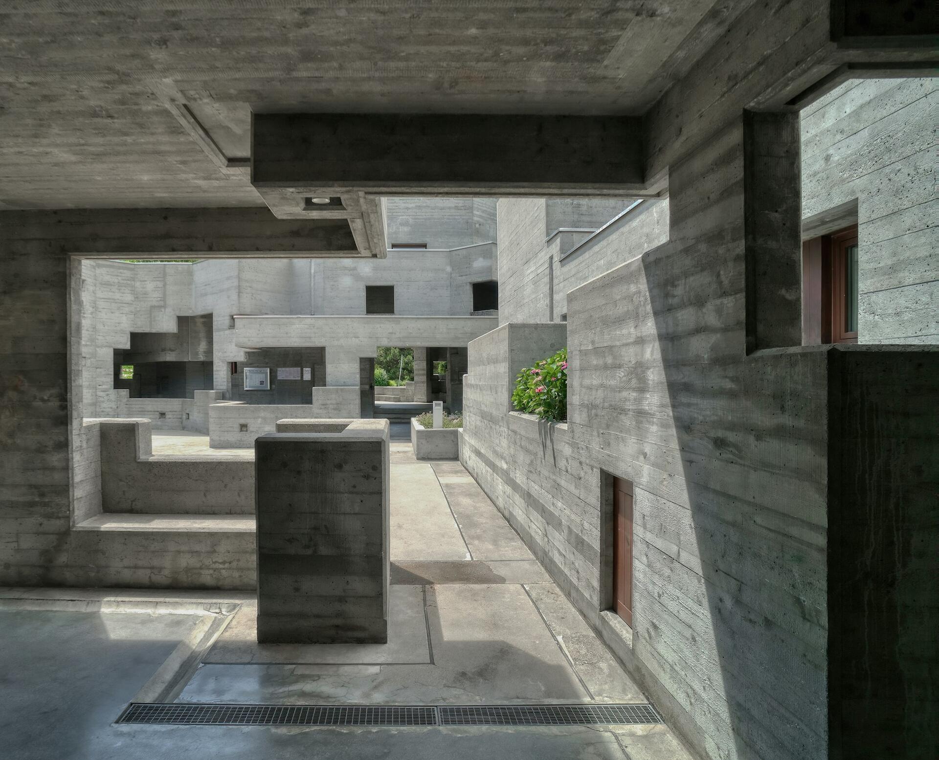 Interior de uma obra de arquitetura em concreto aparente